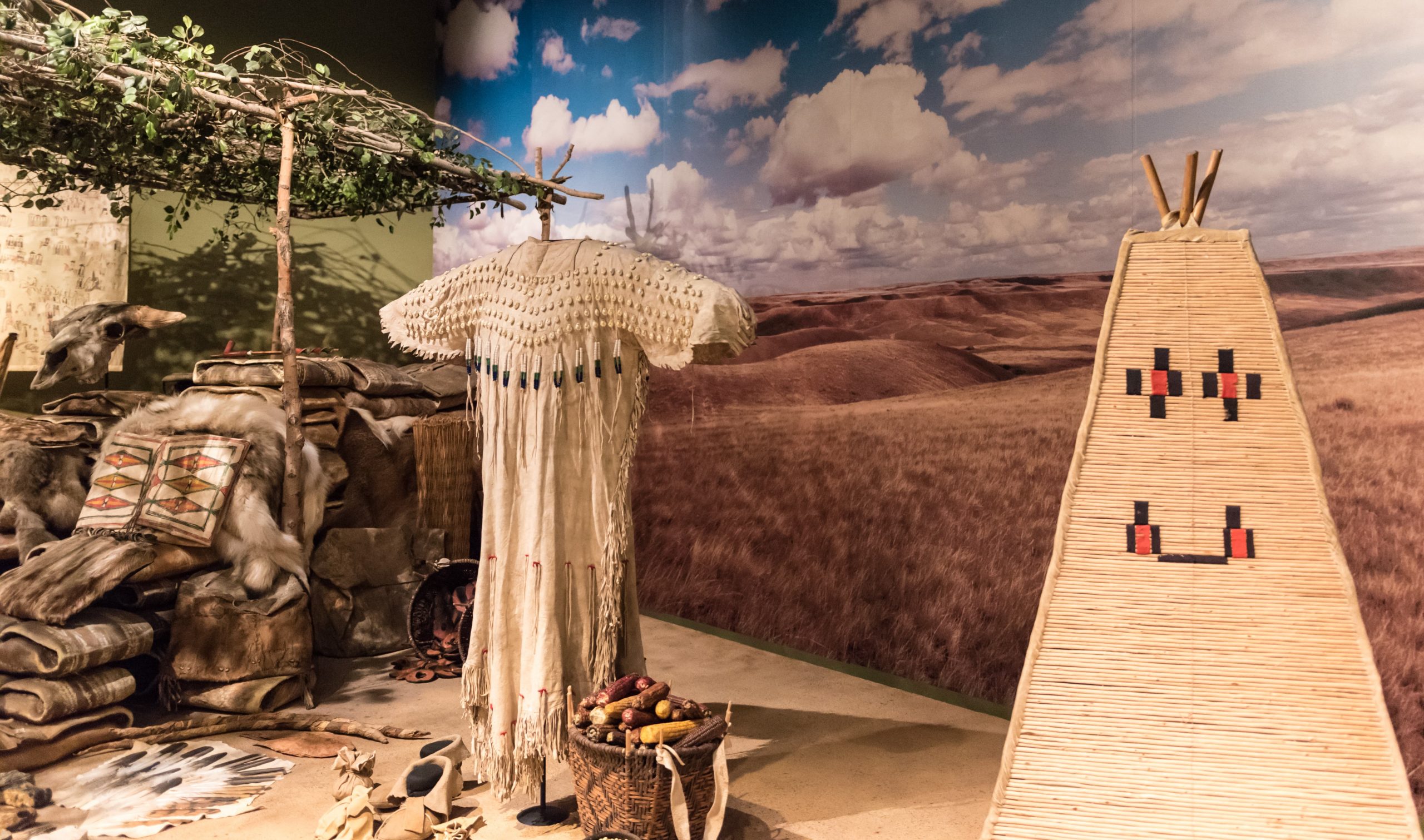 Des tipis et d'autres artefacts autochtones sont exposés au Musée canadien de l'histoire.