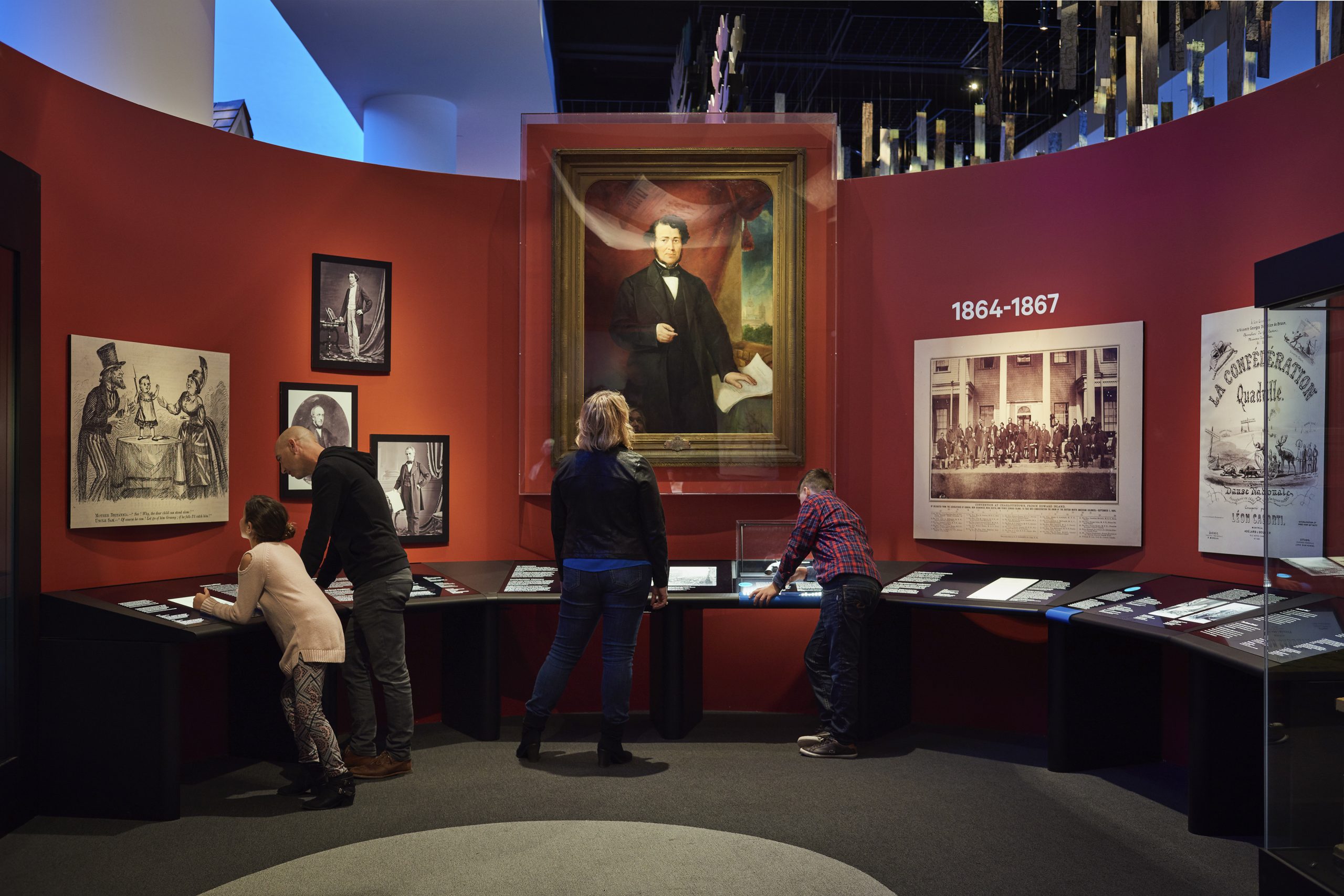 Les visiteurs du Musée canadien de l'histoire à Ottawa sont absorbés par les expositions.