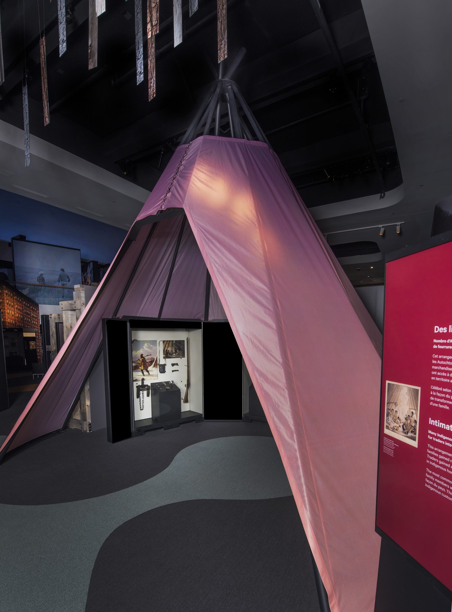 Un tipi rose est exposé au Musée canadien de l'histoire.