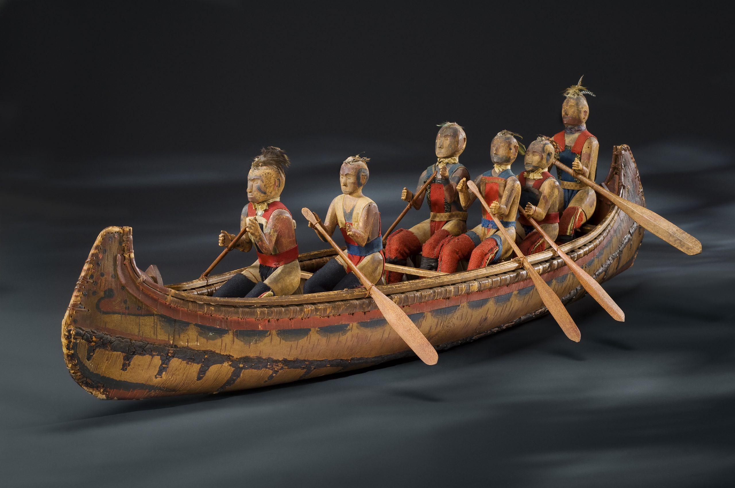 Une maquette de canot avec un groupe de personnes à bord située au Musée canadien de l'histoire à Ottawa.