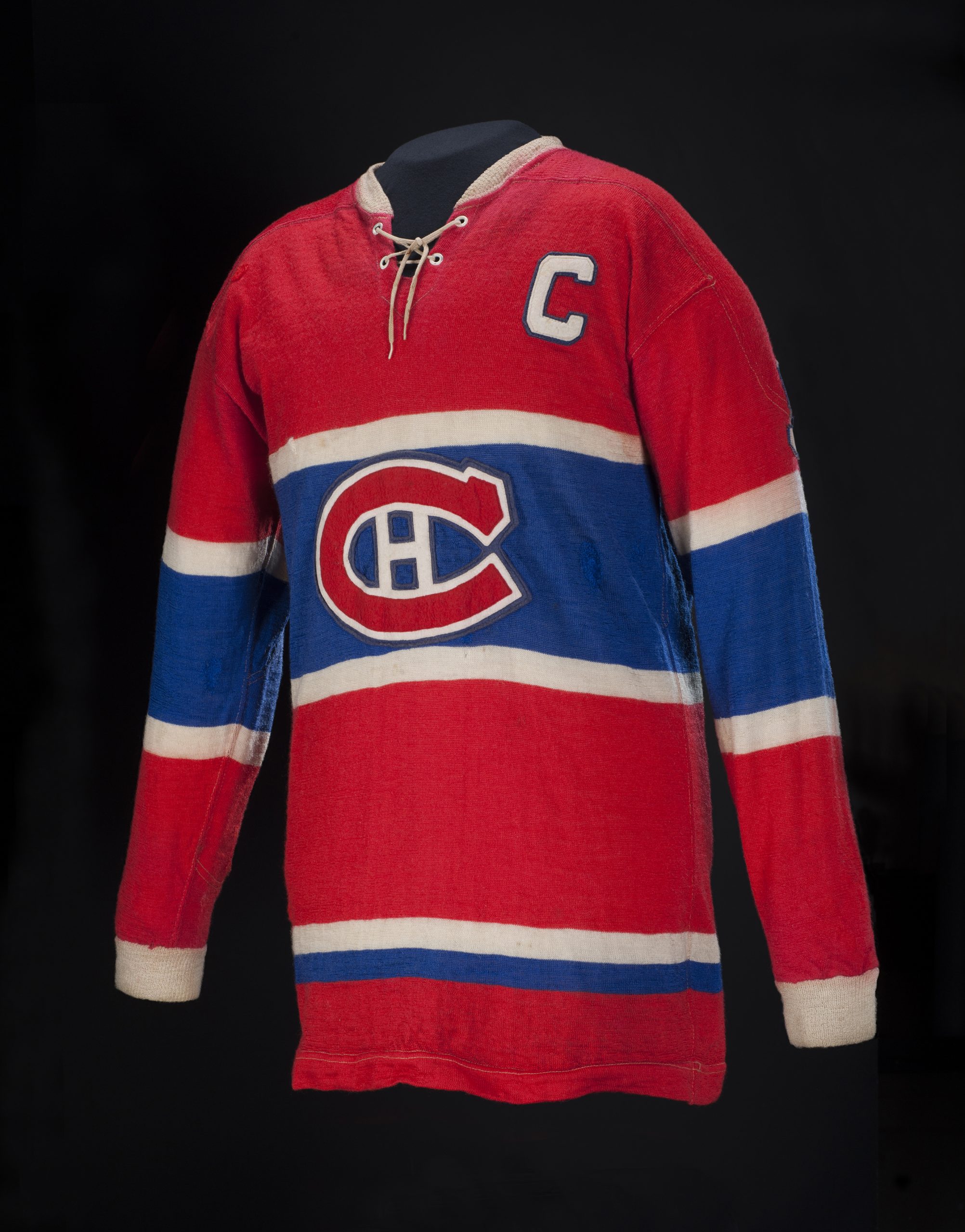 Un maillot de hockey des Canadiens de Montréal exposé au Musée canadien de l'histoire à Ottawa.