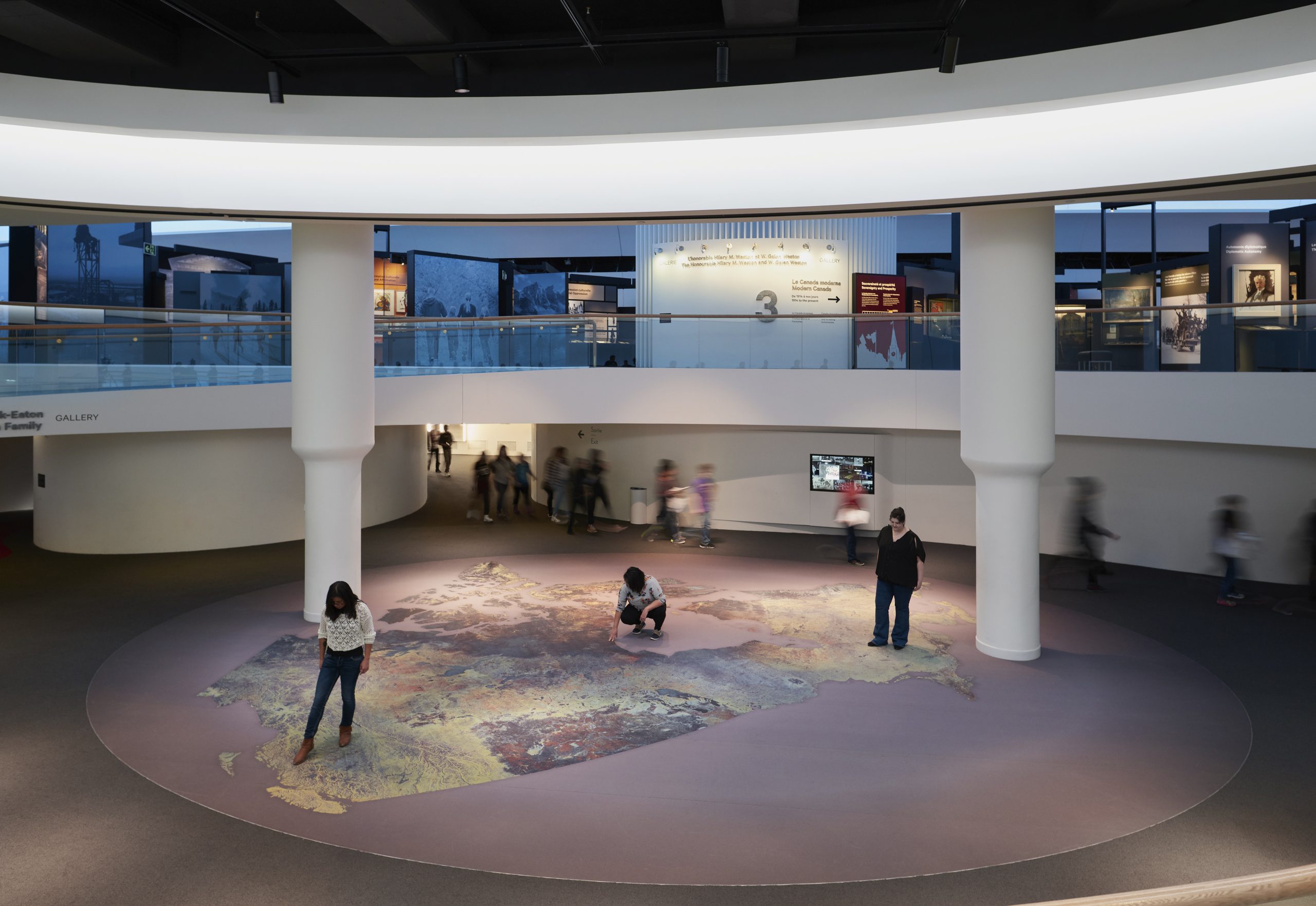 L'intérieur du Musée canadien de l'histoire à Ottawa avec un sol circulaire.