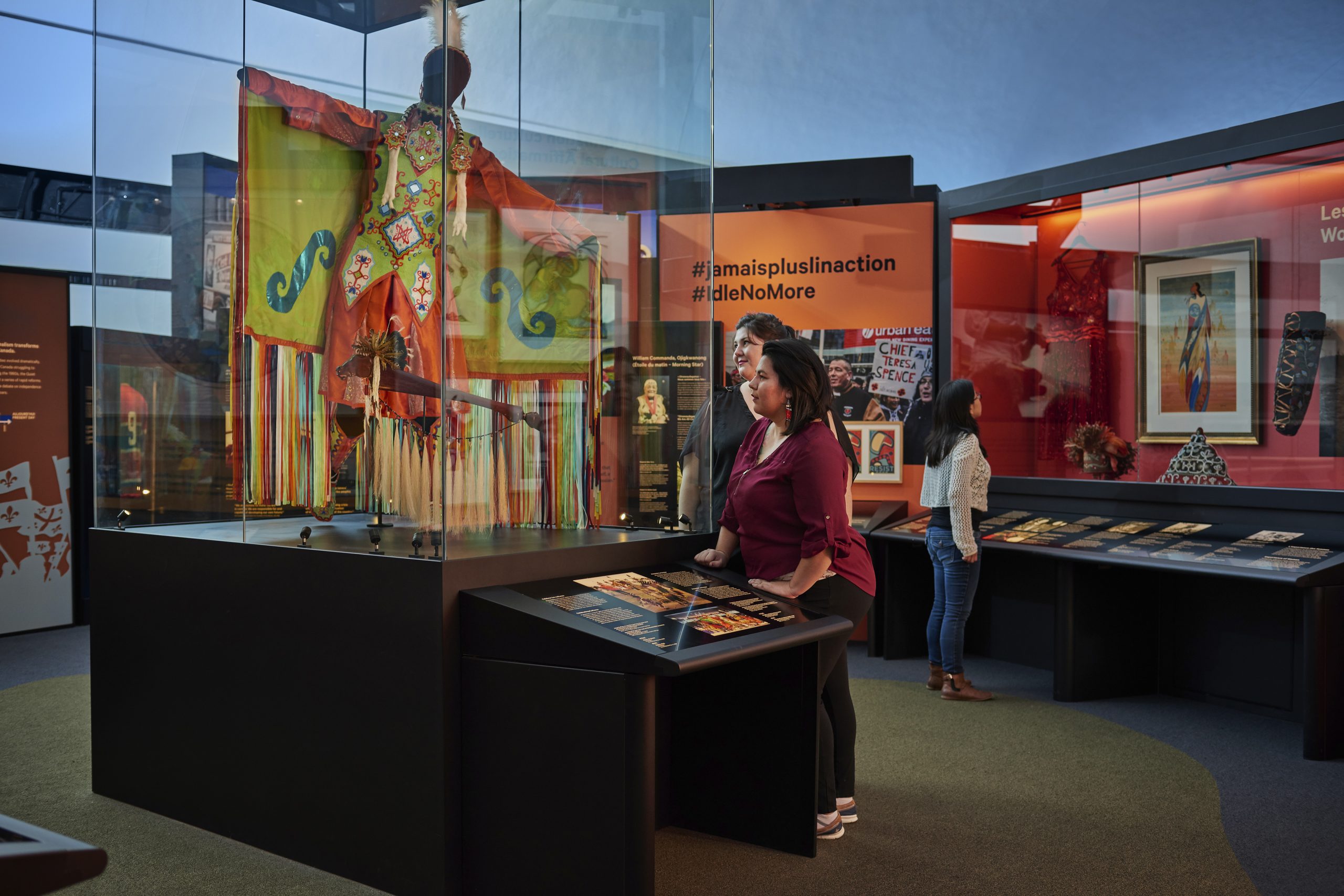 Une femme explorant les artefacts du Musée canadien de l’histoire à Ottawa.