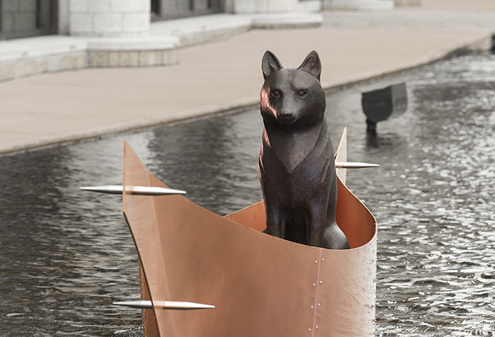 Une statue d'un loup assis dans un bateau exposée au Musée canadien de l'histoire à Ottawa.