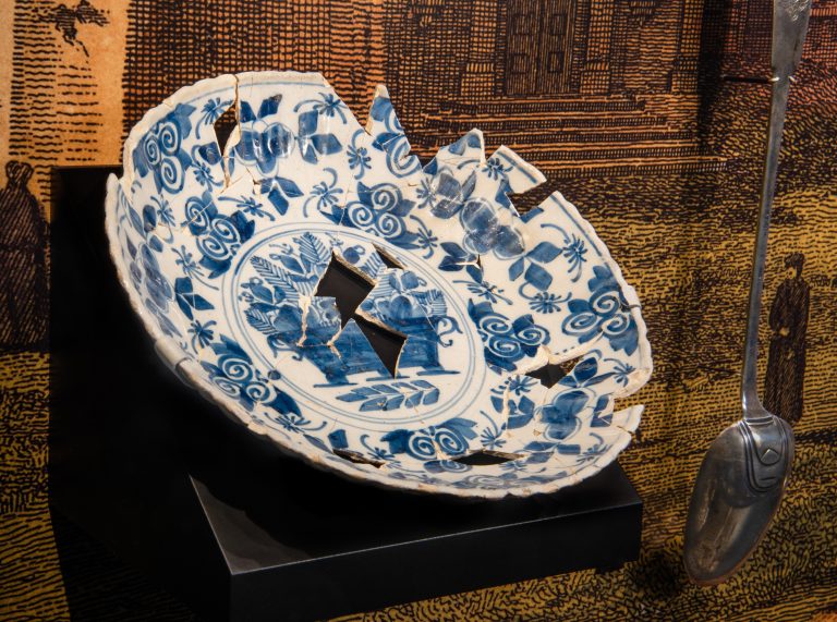 Dutch earthenware dish with blue floral decoration unearthed in Québec City, dating from the early 18th century.