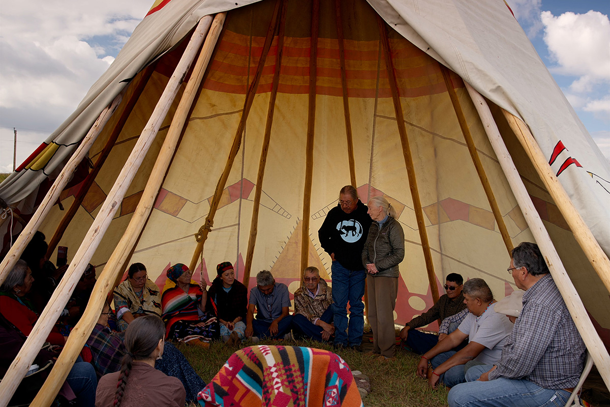 Personnes à l'intérieur d'un tipi