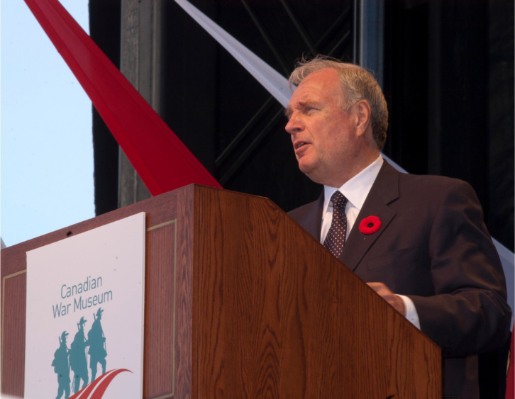 Lle premier ministre Paul Martin, prononçant le discours officiel d’inauguration du nouveau Musée canadien de la guerre