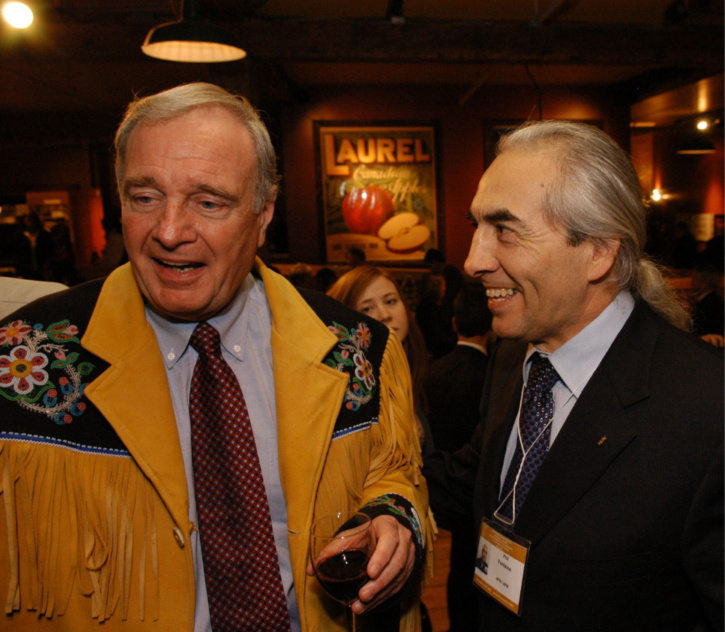 Le premier ministre Paul Martin, en compagnie de Phil Fontaine