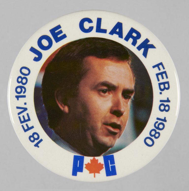 Macaron avec le visage de Joe Clark et les mots 16 FÉV. 1980 et FEB. 16, 1980.