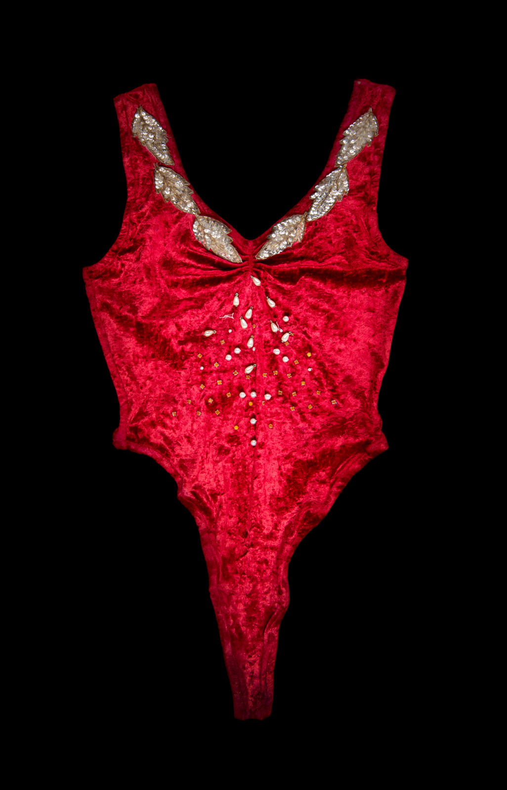 Combinaison moulante rouge vif, décorée de paillettes.