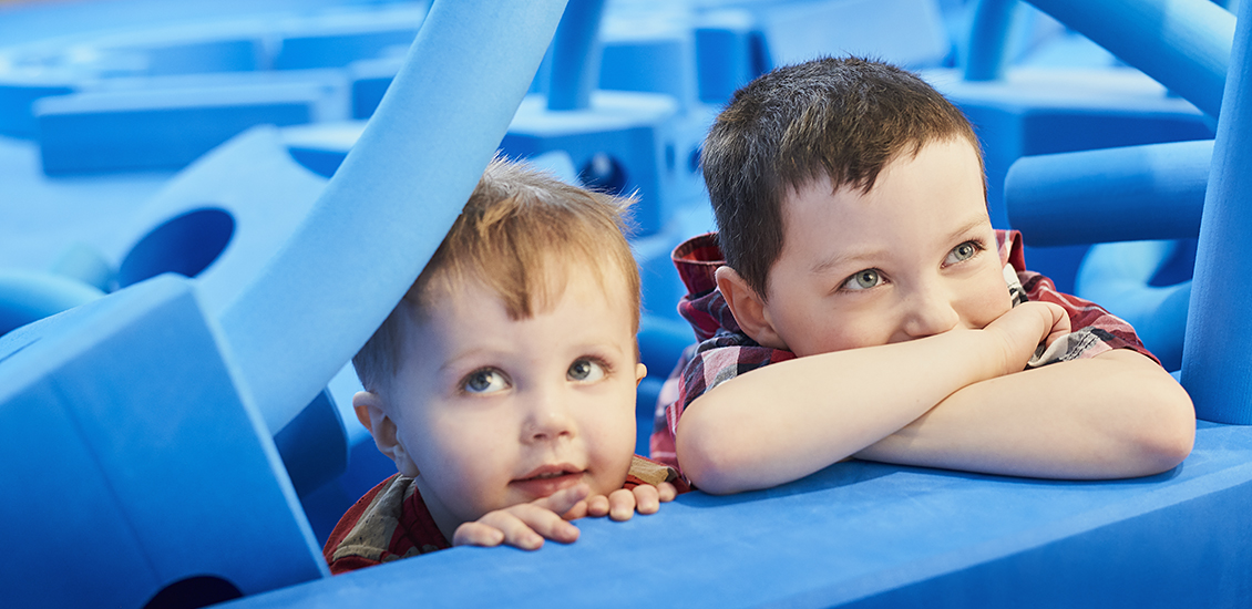 Enfants avec d’immenses morceaux de mousse aux formes variées