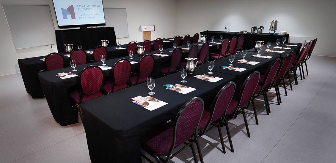 Tables et chaises configurées pour une présentation