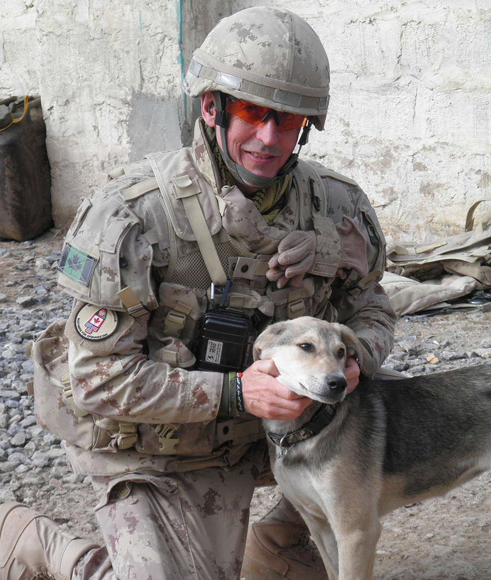 Un soldat avec un chien