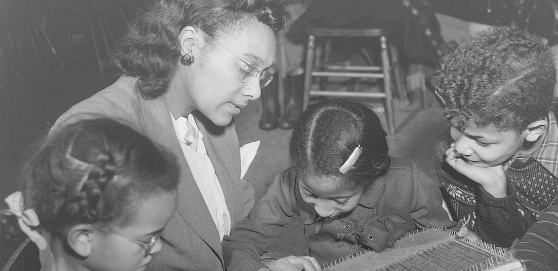 Une femme avec trois enfants