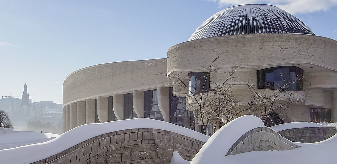 Scène enneigée d'un bâtiment en pierre à l'architecture arrondie