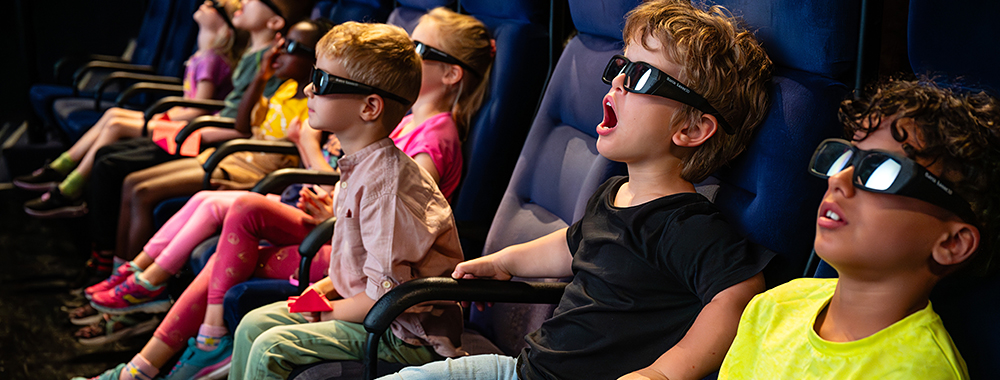 Enfants dans un cinéma